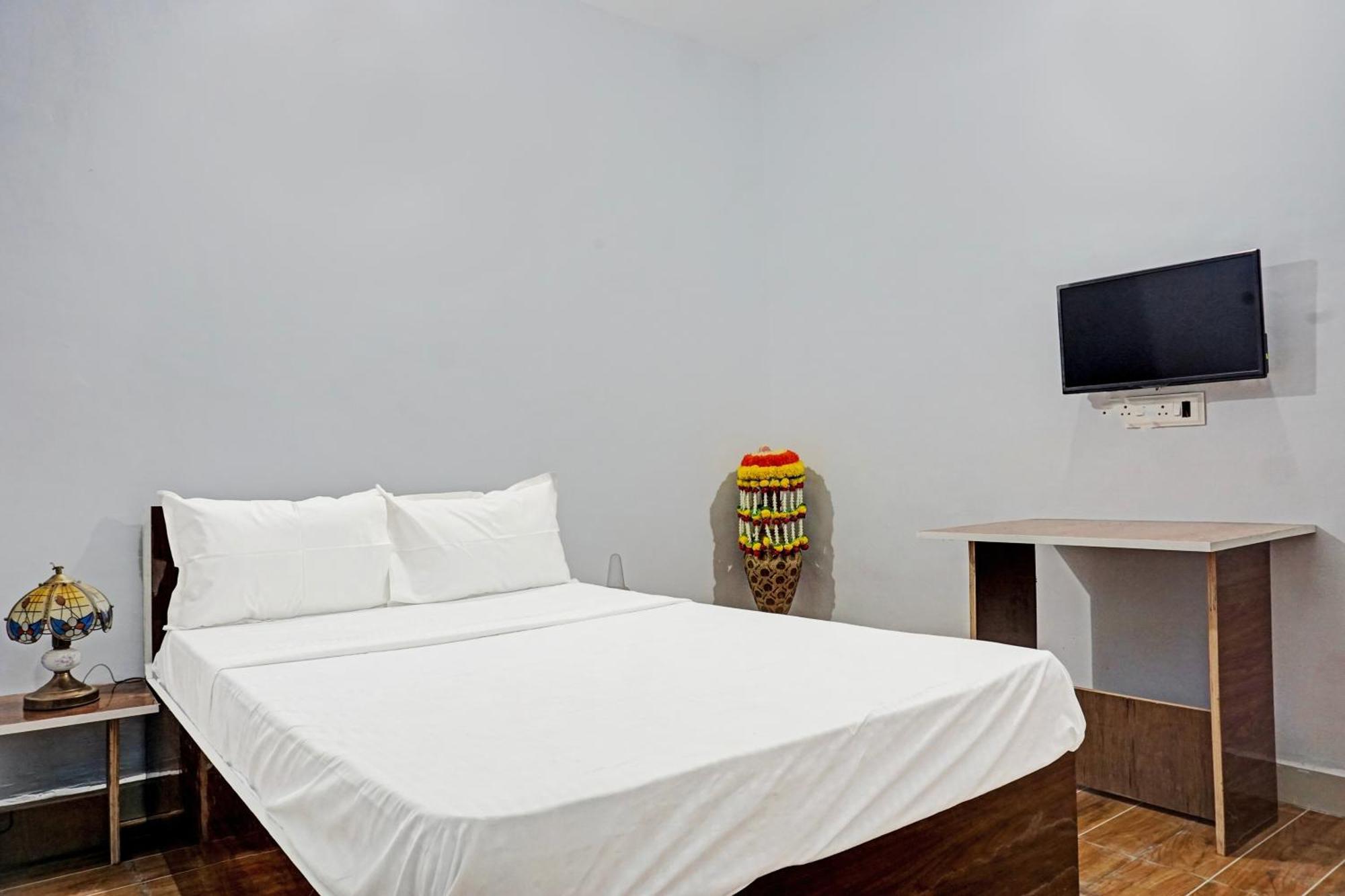 Oyo 820503 Lotus Lodge And Guest House Kharakvasla Bagian luar foto