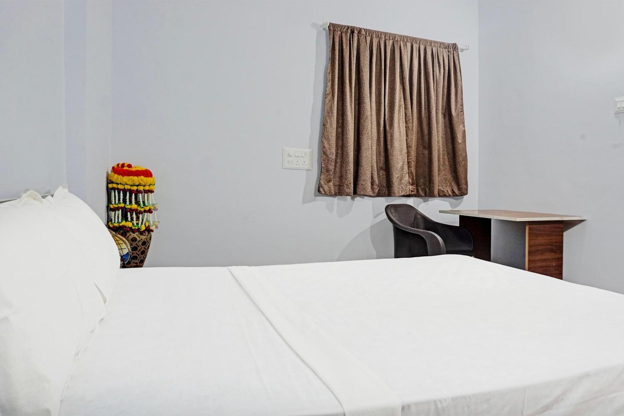 Oyo 820503 Lotus Lodge And Guest House Kharakvasla Bagian luar foto