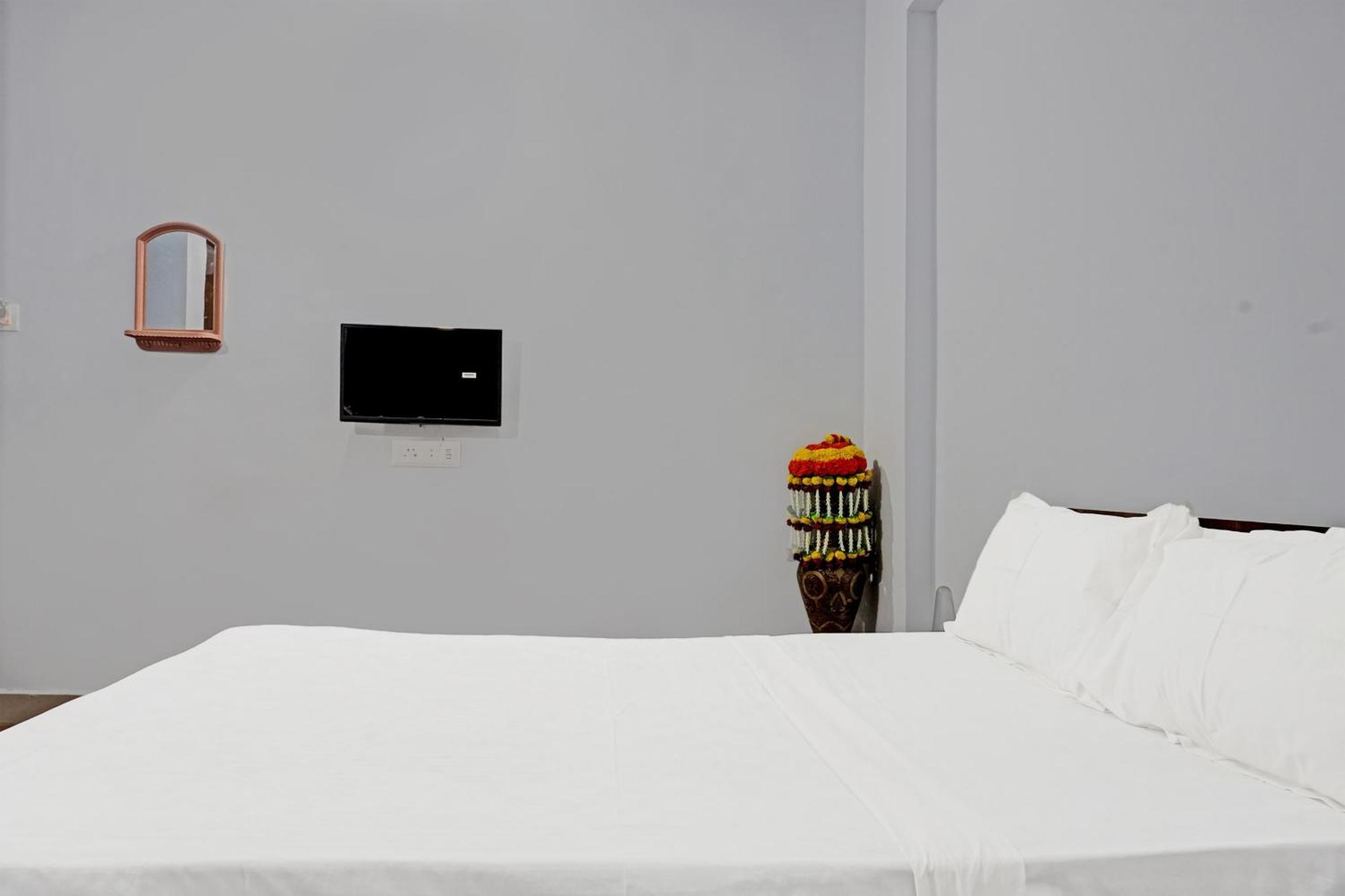 Oyo 820503 Lotus Lodge And Guest House Kharakvasla Bagian luar foto