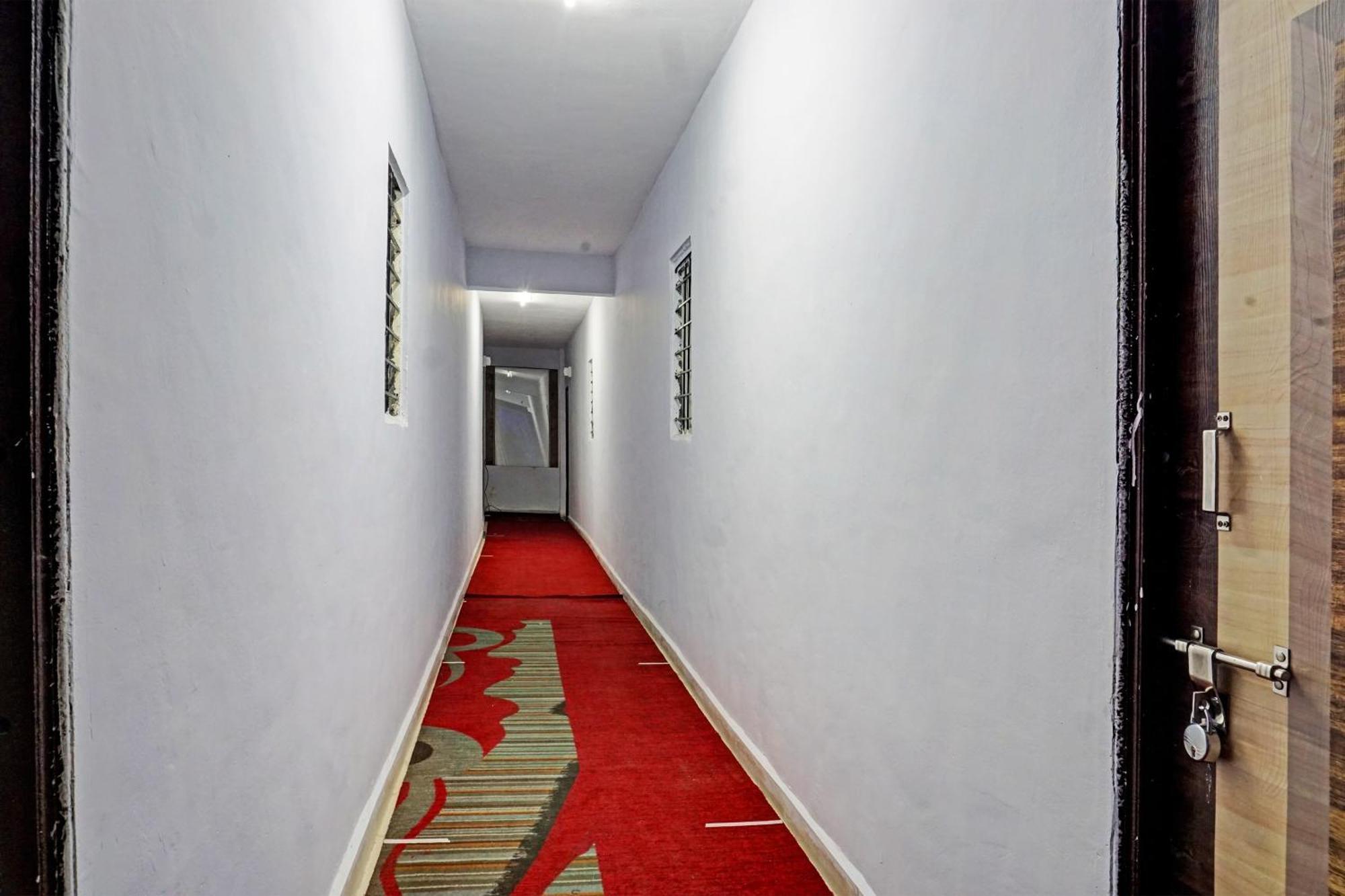 Oyo 820503 Lotus Lodge And Guest House Kharakvasla Bagian luar foto