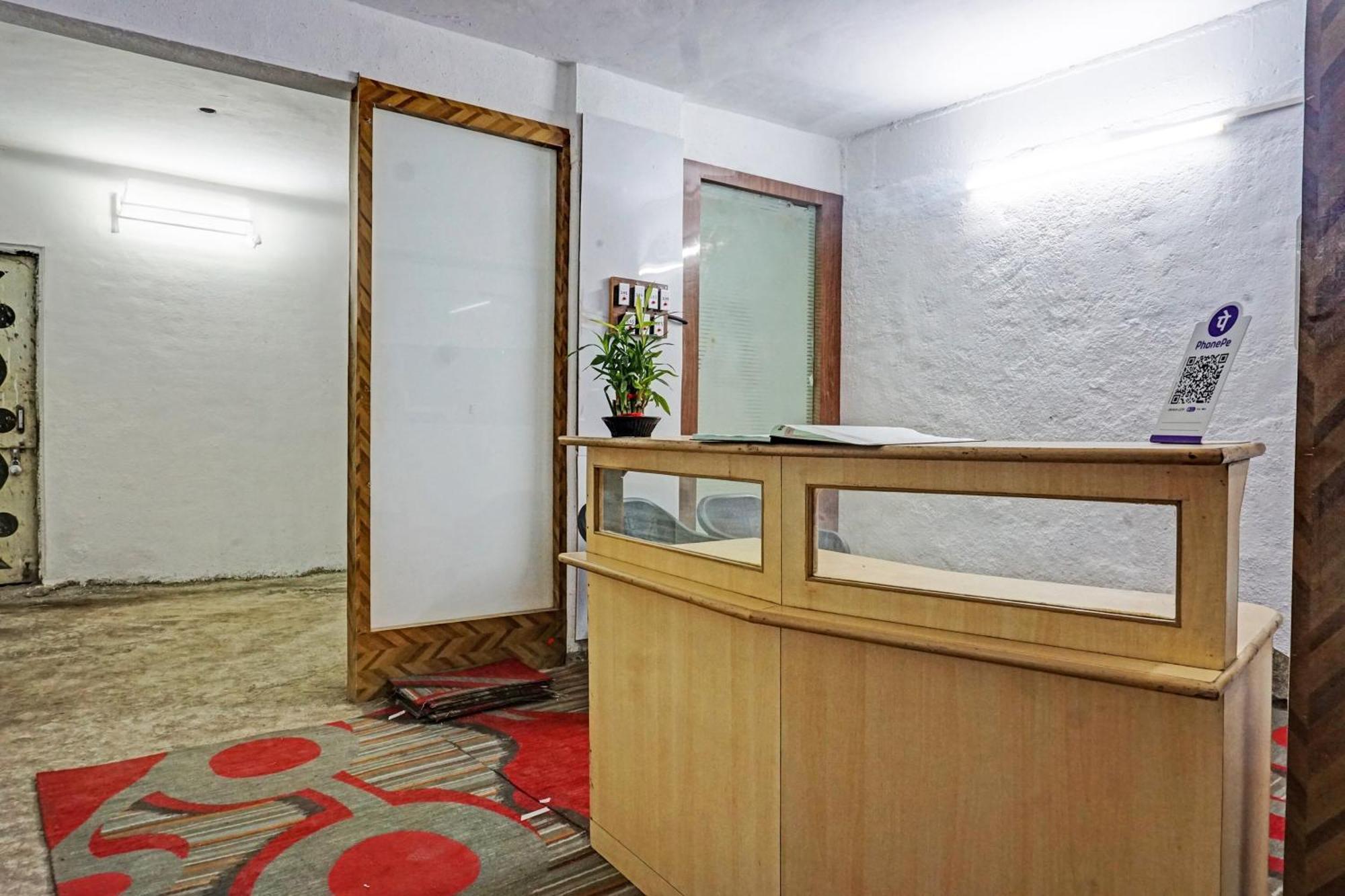 Oyo 820503 Lotus Lodge And Guest House Kharakvasla Bagian luar foto