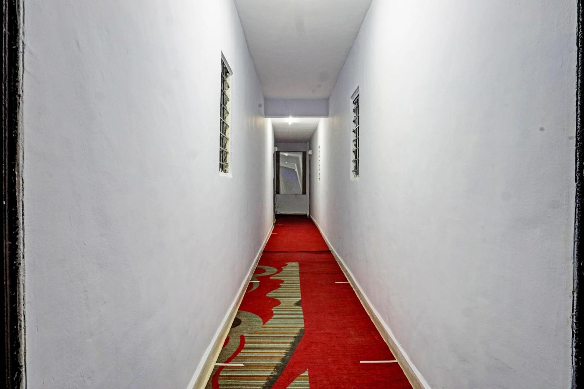 Oyo 820503 Lotus Lodge And Guest House Kharakvasla Bagian luar foto