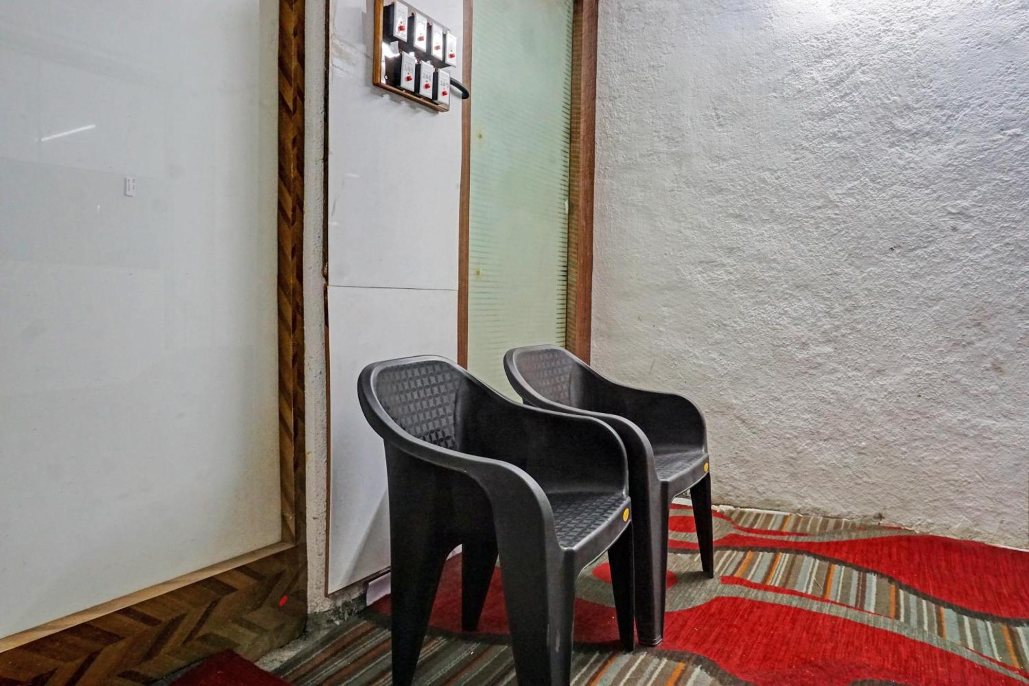 Oyo 820503 Lotus Lodge And Guest House Kharakvasla Bagian luar foto