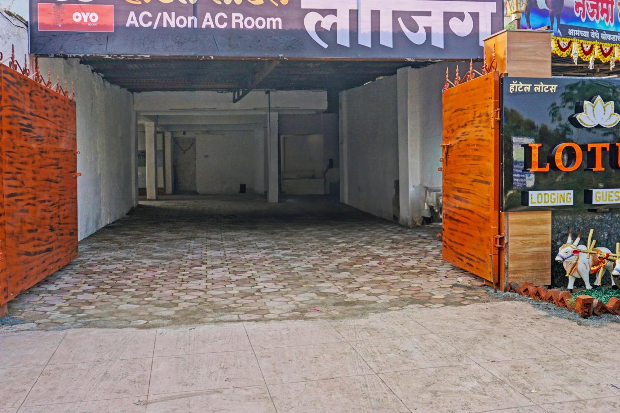 Oyo 820503 Lotus Lodge And Guest House Kharakvasla Bagian luar foto