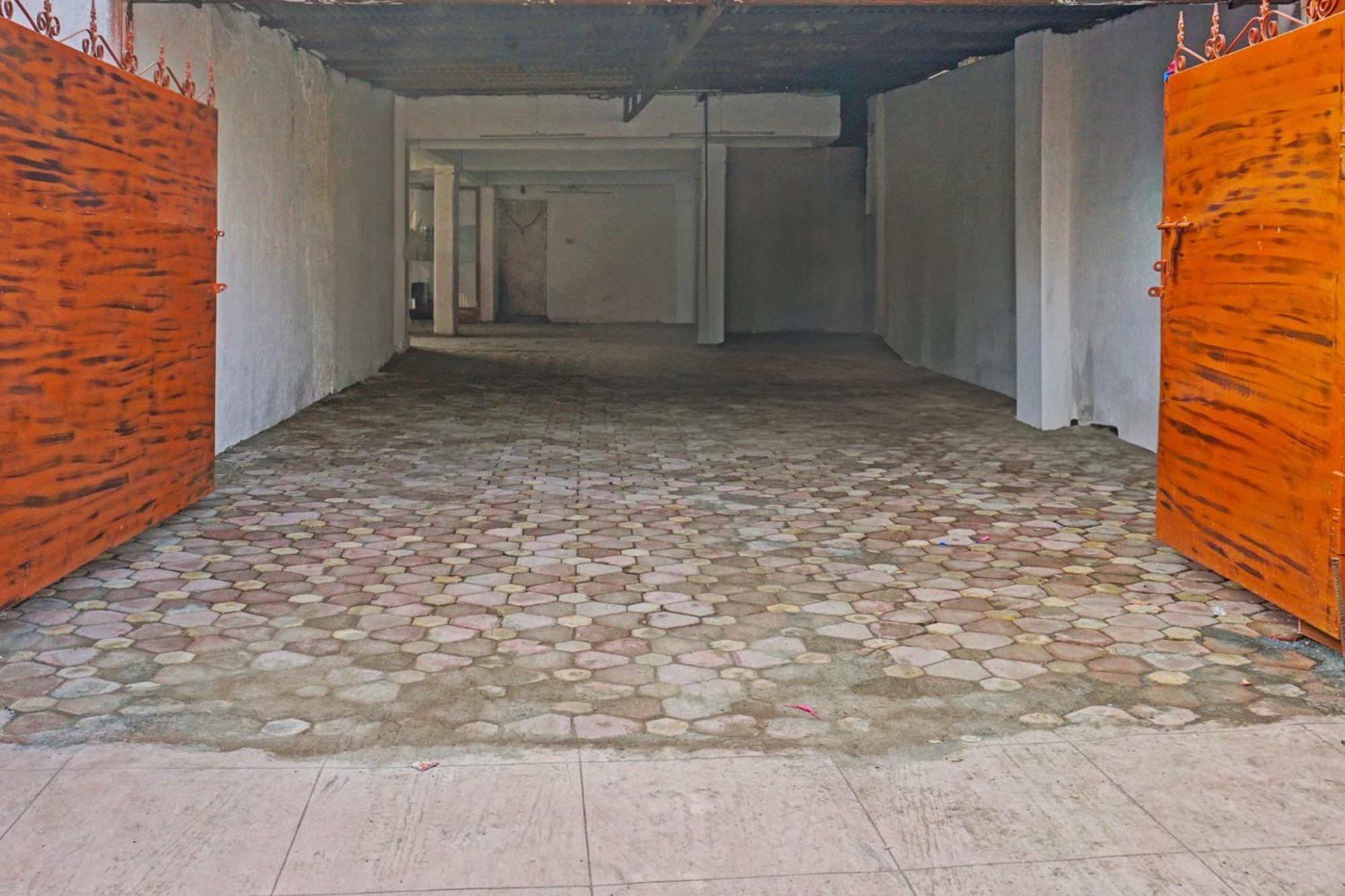 Oyo 820503 Lotus Lodge And Guest House Kharakvasla Bagian luar foto