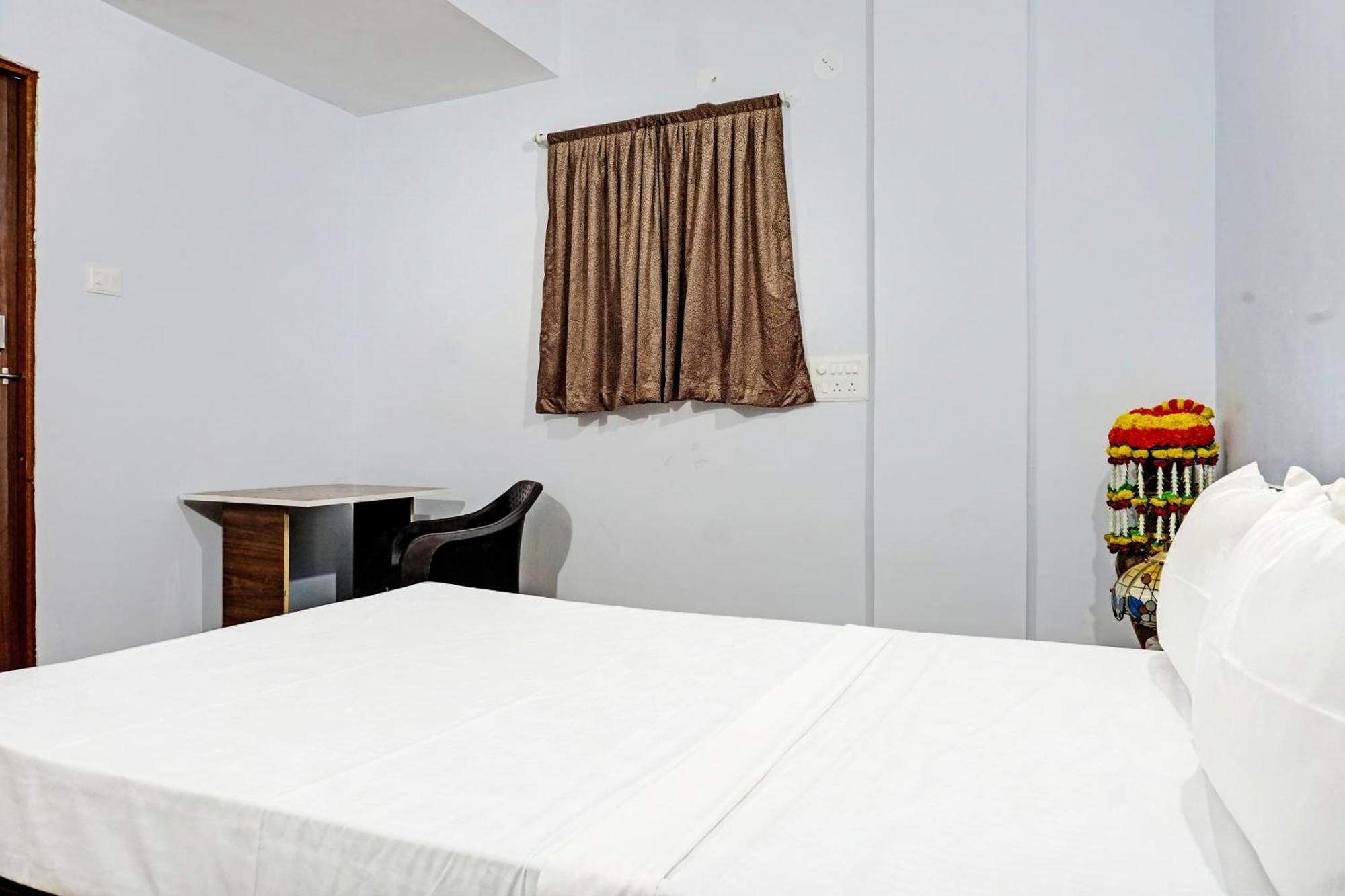 Oyo 820503 Lotus Lodge And Guest House Kharakvasla Bagian luar foto