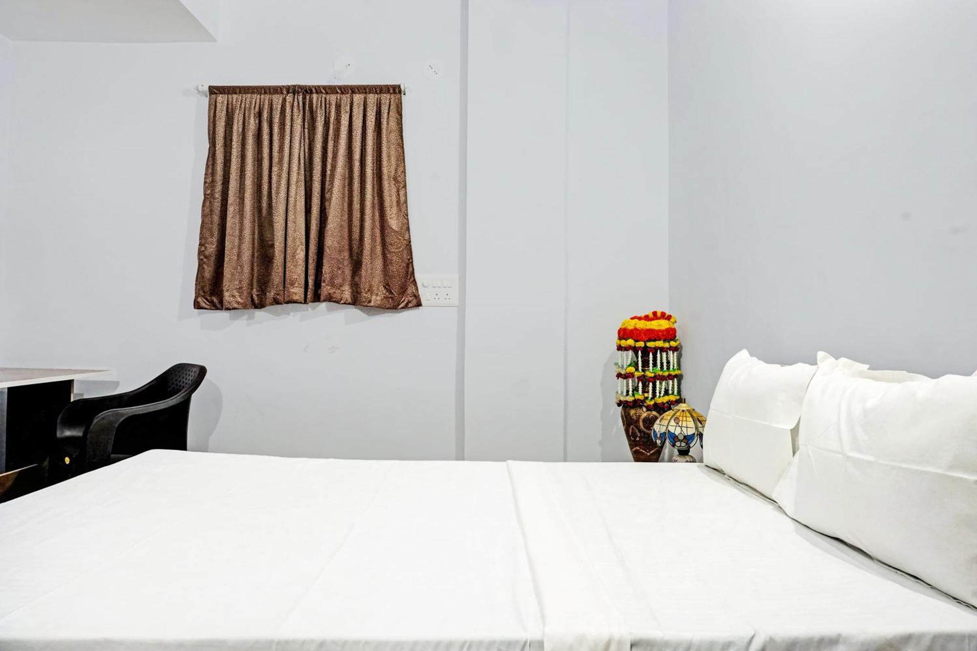 Oyo 820503 Lotus Lodge And Guest House Kharakvasla Bagian luar foto