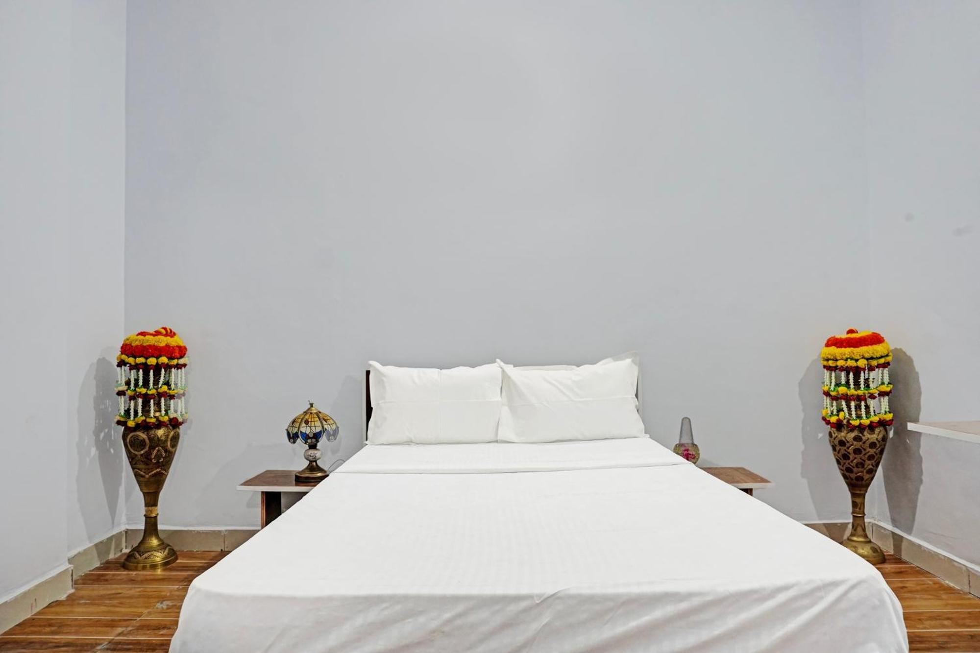 Oyo 820503 Lotus Lodge And Guest House Kharakvasla Bagian luar foto