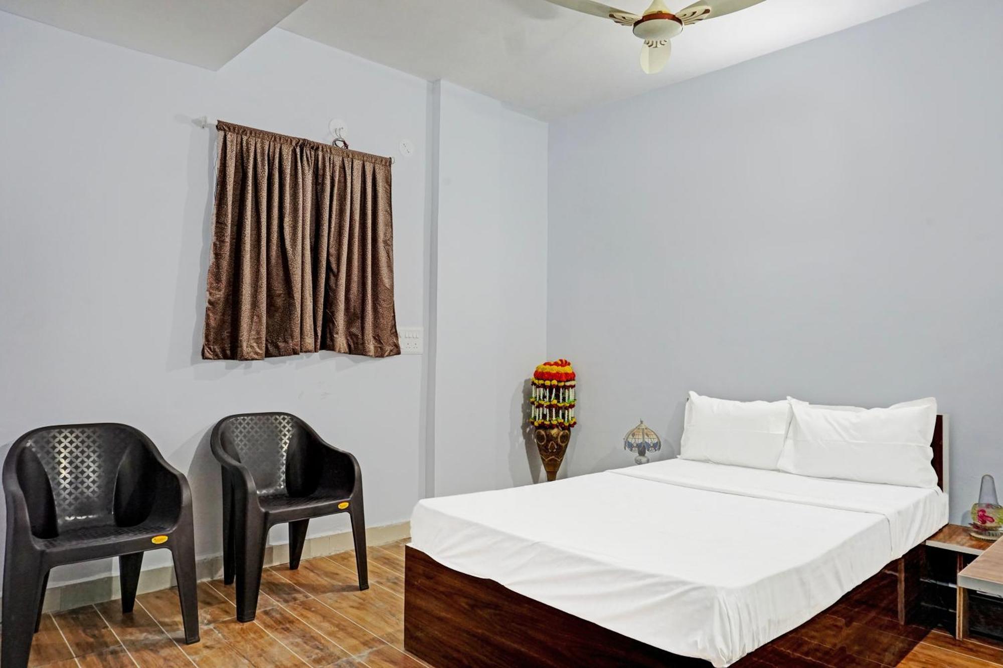 Oyo 820503 Lotus Lodge And Guest House Kharakvasla Bagian luar foto